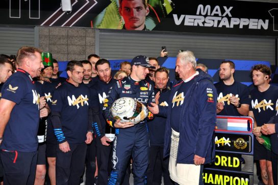 Max Verstappen (NLD) Red Bull Racing celebrates his fourth World Champion with Dr Helmut Marko (AUT) Red Bull Motorsport Consultant and the team.
23.11.2024. Formula 1 World Championship, Rd 22, Las Vegas Grand Prix, Las Vegas, Nevada, USA, Race Day.
- www.xpbimages.com, EMail: requests@xpbimages.com © Copyright: Moy / XPB Images