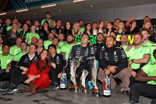 Race winner George Russell (GBR) Mercedes AMG F1 celebrates with girlfriend Carmen Montero Mundt, second placed team mate Lewis Hamilton (GBR) Mercedes AMG F1, and the team.
23.11.2024. Formula 1 World Championship, Rd 22, Las Vegas Grand Prix, Las Vegas, Nevada, USA, Race Day.
- www.xpbimages.com, EMail: requests@xpbimages.com © Copyright: Moy / XPB Images