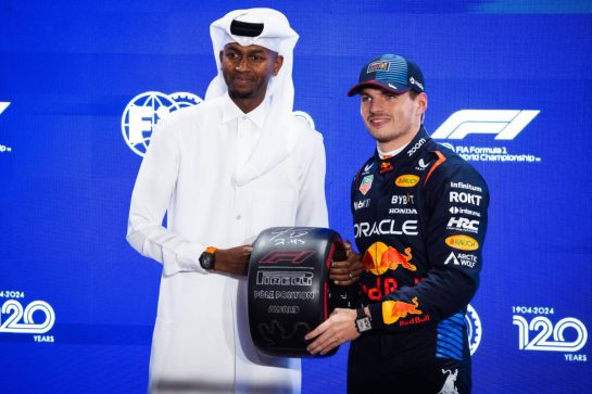 L to R): Mutaz Essa Barshim (QAT) High Jumper presents the Pirelli Pole Position Award to Max Verstappen (NLD) Red Bull Racing.
30.11.2024. Formula 1 World Championship, Rd 23, Qatar Grand Prix, Doha, Qatar, Sprint and Qualifying Day.
- www.xpbimages.com, EMail: requests@xpbimages.com © Copyright: Bearne / XPB Images