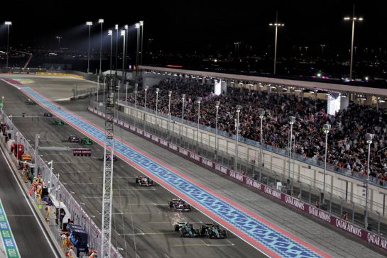 Lewis Hamilton (GBR) Mercedes AMG F1 W15 and Fernando Alonso (ESP) Aston Martin F1 Team AMR24 battle for position.
01.12.2024. Formula 1 World Championship, Rd 23, Qatar Grand Prix, Doha, Qatar, Race Day.
- www.xpbimages.com, EMail: requests@xpbimages.com © Copyright: Bearne / XPB Images