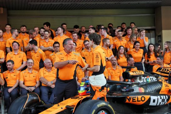 (L to R): Zak Brown (USA) McLaren Executive Director and Oscar Piastri (AUS) McLaren at a team photograph.
05.12.2024. Formula 1 World Championship, Rd 24, Abu Dhabi Grand Prix, Yas Marina Circuit, Abu Dhabi, Preparation Day.
- www.xpbimages.com, EMail: requests@xpbimages.com © Copyright: Bearne / XPB Images