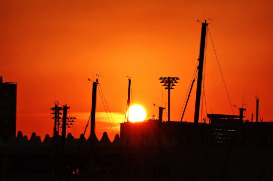 Circuit atmosphere - sunset.
05.12.2024. Formula 1 World Championship, Rd 24, Abu Dhabi Grand Prix, Yas Marina Circuit, Abu Dhabi, Preparation Day.
- www.xpbimages.com, EMail: requests@xpbimages.com © Copyright: Moy / XPB Images