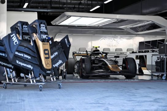 Circuit atmosphere - APEX F1 pit garage.
05.12.2024. Formula 1 World Championship, Rd 24, Abu Dhabi Grand Prix, Yas Marina Circuit, Abu Dhabi, Preparation Day.
- www.xpbimages.com, EMail: requests@xpbimages.com © Copyright: Price / XPB Images