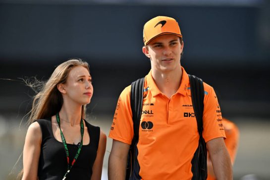 (L to R): Lily Zneimer (GBR) with her boyfriend Oscar Piastri (AUS) McLaren.
07.12.2024. Formula 1 World Championship, Rd 24, Abu Dhabi Grand Prix, Yas Marina Circuit, Abu Dhabi, Qualifying Day.
- www.xpbimages.com, EMail: requests@xpbimages.com © Copyright: Price / XPB Images