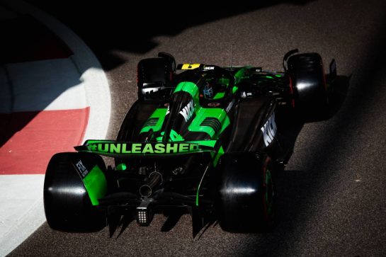 Zhou Guanyu (CHN) Sauber C44.
07.12.2024. Formula 1 World Championship, Rd 24, Abu Dhabi Grand Prix, Yas Marina Circuit, Abu Dhabi, Qualifying Day.
- www.xpbimages.com, EMail: requests@xpbimages.com © Copyright: Bearne / XPB Images