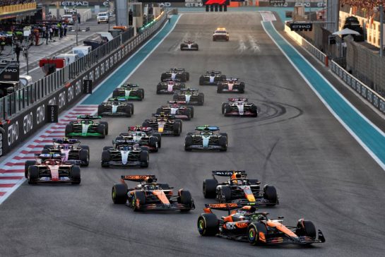 Lando Norris (GBR) McLaren MCL38 leads at the start of the race.
08.12.2024. Formula 1 World Championship, Rd 24, Abu Dhabi Grand Prix, Yas Marina Circuit, Abu Dhabi, Race Day.
- www.xpbimages.com, EMail: requests@xpbimages.com © Copyright: Batchelor / XPB Images