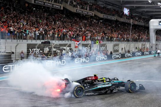 Fourth placed Lewis Hamilton (GBR) Mercedes AMG F1 W15 performs doughnuts at the end of the race.
08.12.2024. Formula 1 World Championship, Rd 24, Abu Dhabi Grand Prix, Yas Marina Circuit, Abu Dhabi, Race Day.
- www.xpbimages.com, EMail: requests@xpbimages.com © Copyright: Batchelor / XPB Images