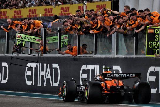 Race winner Lando Norris (GBR) McLaren MCL38 passes the team at the end of the race.
08.12.2024. Formula 1 World Championship, Rd 24, Abu Dhabi Grand Prix, Yas Marina Circuit, Abu Dhabi, Race Day.
- www.xpbimages.com, EMail: requests@xpbimages.com © Copyright: Moy / XPB Images