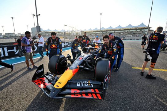 Max Verstappen (NLD) Red Bull Racing RB20 on the grid.
08.12.2024. Formula 1 World Championship, Rd 24, Abu Dhabi Grand Prix, Yas Marina Circuit, Abu Dhabi, Race Day.
- www.xpbimages.com, EMail: requests@xpbimages.com © Copyright: Price / XPB Images