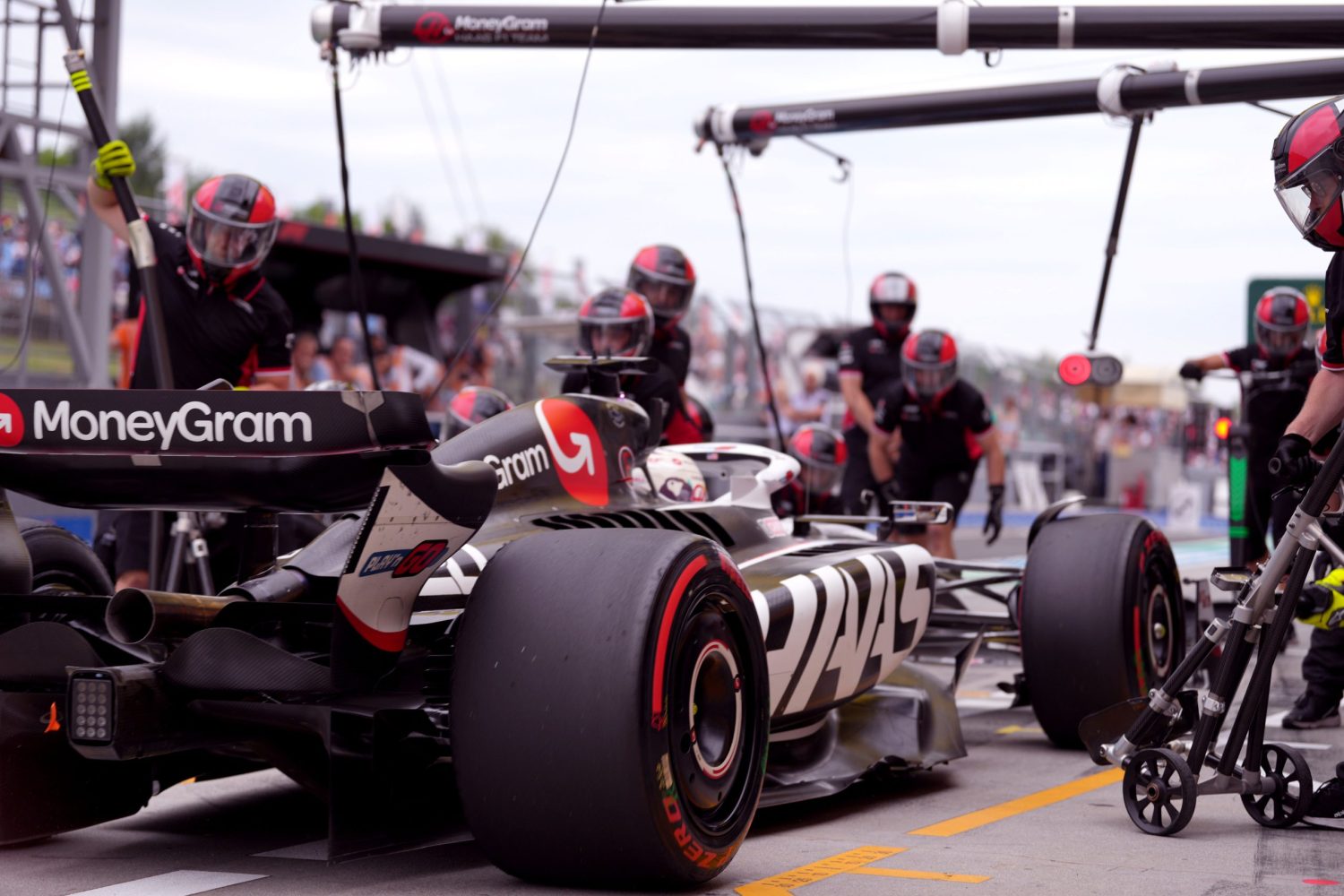 Haas overhauls race team crews for 2025 with historic F1 first