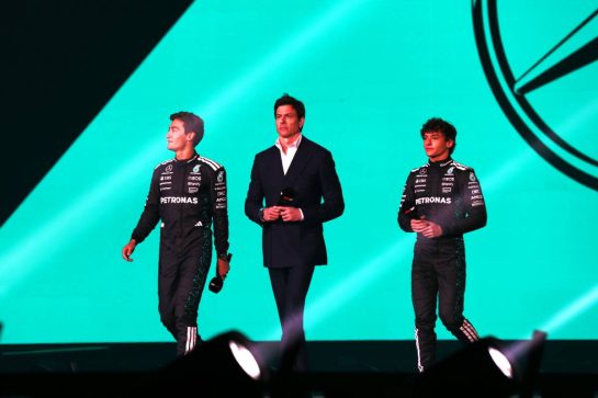 (L to R): George Russell (GBR) Mercedes AMG F1 with Toto Wolff (GER) Mercedes AMG F1 Shareholder and Executive Director and Andrea Kimi Antonelli (ITA) Mercedes AMG F1.
18.02.2025. Formula One World Championship, F1 75 Live. O2 Arena, London, England.
- www.xpbimages.com, EMail: requests@xpbimages.com © Copyright: Batchelor / XPB Images