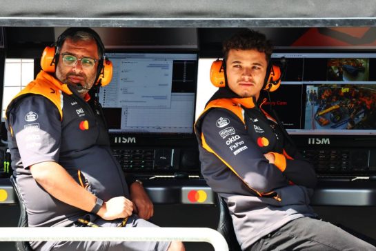 (L to R): Randy Singh (GBR) McLaren Strategy and Sporting Director with Lando Norris (GBR) McLaren.
26.02.2025. Formula 1 Testing, Sakhir, Bahrain, Day One.
- www.xpbimages.com, EMail: requests@xpbimages.com © Copyright: Charniaux / XPB Images