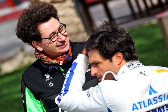 Mattia Binotto (ITA) Sauber Motorsport Chief Operating and Chief Technical Officer with Carlos Sainz (ESP) Atlassian Williams Racing.
26.02.2025. Formula 1 Testing, Sakhir, Bahrain, Day One.
- www.xpbimages.com, EMail: requests@xpbimages.com © Copyright: Bearne / XPB Images