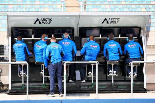 Alpine F1 Team pit gantry.
26.02.2025. Formula 1 Testing, Sakhir, Bahrain, Day One.
- www.xpbimages.com, EMail: requests@xpbimages.com © Copyright: Batchelor / XPB Images