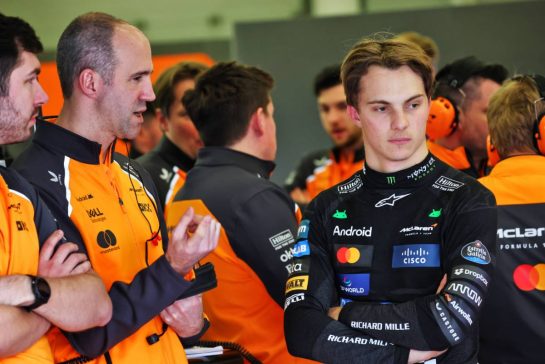 (L to R): Tom Stallard (GBR) McLaren Race Engineer with Oscar Piastri (AUS) McLaren.
26.02.2025. Formula 1 Testing, Sakhir, Bahrain, Day One.
- www.xpbimages.com, EMail: requests@xpbimages.com © Copyright: Batchelor / XPB Images