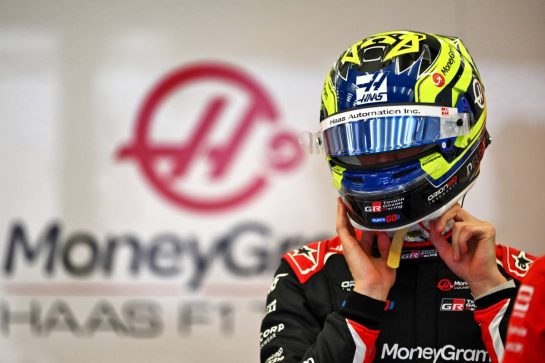 Oliver Bearman (GBR) Haas F1 Team.
26.02.2025. Formula 1 Testing, Sakhir, Bahrain, Day One.
- www.xpbimages.com, EMail: requests@xpbimages.com © Copyright: Price / XPB Images