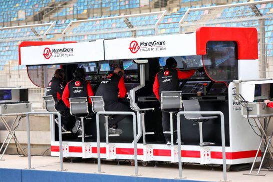 Haas F1 Team pit gantry.
26.02.2025. Formula 1 Testing, Sakhir, Bahrain, Day One.
- www.xpbimages.com, EMail: requests@xpbimages.com © Copyright: Batchelor / XPB Images