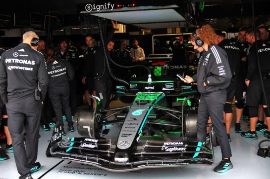 Mercedes AMG F1 pit garage as a circuit wide power cut stops the session.
26.02.2025. Formula 1 Testing, Sakhir, Bahrain, Day One.
- www.xpbimages.com, EMail: requests@xpbimages.com © Copyright: Batchelor / XPB Images