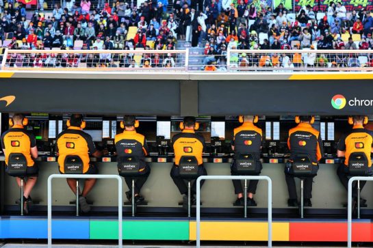 McLaren pit gantry.
21.03.2025. Formula 1 World Championship, Rd 2, Chinese Grand Prix, Shanghai, China, Sprint Qualifying Day.
- www.xpbimages.com, EMail: requests@xpbimages.com © Copyright: Batchelor / XPB Images