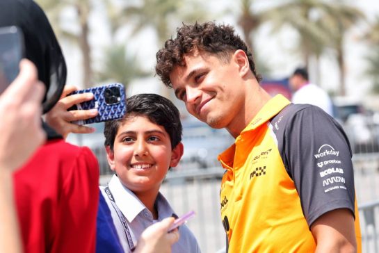 Lando Norris (GBR) McLaren.
11.04.2025. Formula 1 World Championship, Rd 4, Bahrain Grand Prix, Sakhir, Bahrain, Practice Day
- www.xpbimages.com, EMail: requests@xpbimages.com © Copyright: Bearne / XPB Images