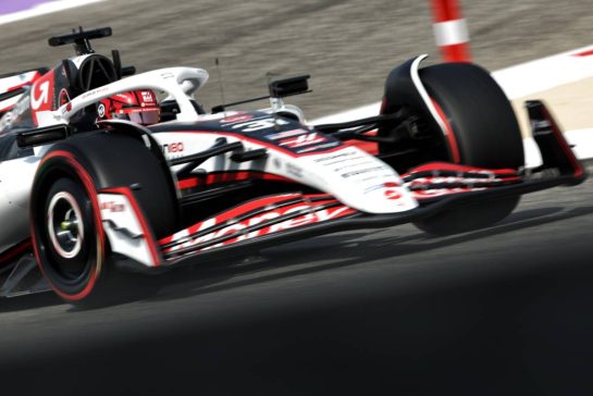 Esteban Ocon (FRA) Haas VF-25.
11.04.2025. Formula 1 World Championship, Rd 4, Bahrain Grand Prix, Sakhir, Bahrain, Practice Day
- www.xpbimages.com, EMail: requests@xpbimages.com © Copyright: Bearne / XPB Images