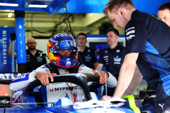 Carlos Sainz (ESP) Atlassian Williams Racing FW46.
12.04.2025. Formula 1 World Championship, Rd 4, Bahrain Grand Prix, Sakhir, Bahrain, Qualifying Day.
- www.xpbimages.com, EMail: requests@xpbimages.com © Copyright: Batchelor / XPB Images