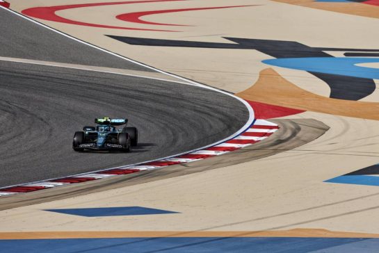 Fernando Alonso (ESP) Aston Martin F1 Team AMR25.
12.04.2025. Formula 1 World Championship, Rd 4, Bahrain Grand Prix, Sakhir, Bahrain, Qualifying Day.
- www.xpbimages.com, EMail: requests@xpbimages.com © Copyright: Moy / XPB Images