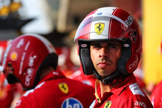 Ferrari mechanics.
12.04.2025. Formula 1 World Championship, Rd 4, Bahrain Grand Prix, Sakhir, Bahrain, Qualifying Day.
- www.xpbimages.com, EMail: requests@xpbimages.com © Copyright: Batchelor / XPB Images