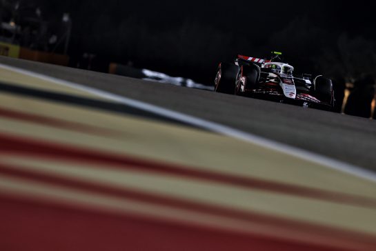 Oliver Bearman (GBR) Haas VF-25.
12.04.2025. Formula 1 World Championship, Rd 4, Bahrain Grand Prix, Sakhir, Bahrain, Qualifying Day.
- www.xpbimages.com, EMail: requests@xpbimages.com © Copyright: Charniaux / XPB Images