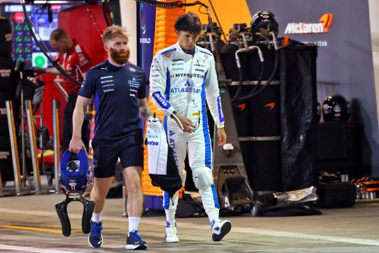 Alexander Albon (THA) Atlassian Williams Racing with Patrick Harding (GBR) Atlassian Williams Racing Personal Trainer.
12.04.2025. Formula 1 World Championship, Rd 4, Bahrain Grand Prix, Sakhir, Bahrain, Qualifying Day.
- www.xpbimages.com, EMail: requests@xpbimages.com © Copyright: Moy / XPB Images