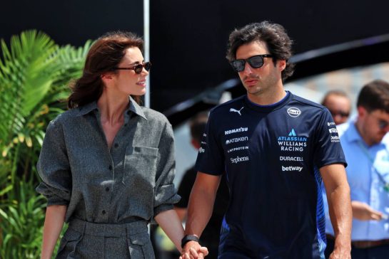 Carlos Sainz (ESP) Atlassian Williams Racing with his girlfriend Rebecca Donaldson (GBR).
19.04.2025. Formula 1 World Championship, Rd 5, Saudi Arabian Grand Prix, Jeddah, Saudi Arabia, Qualifying Day.
- www.xpbimages.com, EMail: requests@xpbimages.com © Copyright: Rew / XPB Images