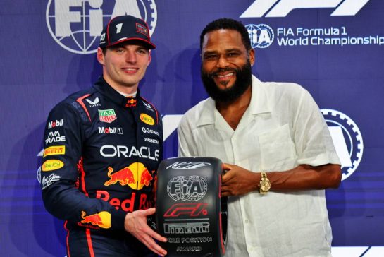 (L to R): Max Verstappen (NLD) Red Bull Racing receives the Pirelli Pole Position Award from Anthony Anderson (USA) Actor.19.04.2025. Formula 1 World Championship, Rd 5, Saudi Arabian Grand Prix, Jeddah, Saudi Arabia, Qualifying Day.
- www.xpbimages.com, EMail: requests@xpbimages.com © Copyright: Batchelor / XPB Images