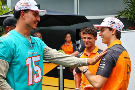 (L to R): Jaelan Phillips (USA) Miami Dolpins NFL American Football Player with Lando Norris (GBR) McLaren and Oscar Piastri (AUS) McLaren.
01.05.2025. Formula 1 World Championship, Rd 6, Miami Grand Prix, Miami, Florida, USA, Preparation Day.
- www.xpbimages.com, EMail: requests@xpbimages.com © Copyright: Batchelor / XPB Images