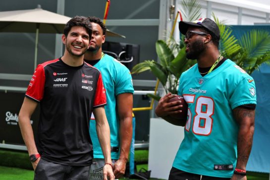 Esteban Ocon (FRA) Haas F1 Team plays American football with the Miami Dolphons NFL team.
01.05.2025. Formula 1 World Championship, Rd 6, Miami Grand Prix, Miami, Florida, USA, Preparation Day.
- www.xpbimages.com, EMail: requests@xpbimages.com © Copyright: Moy / XPB Images