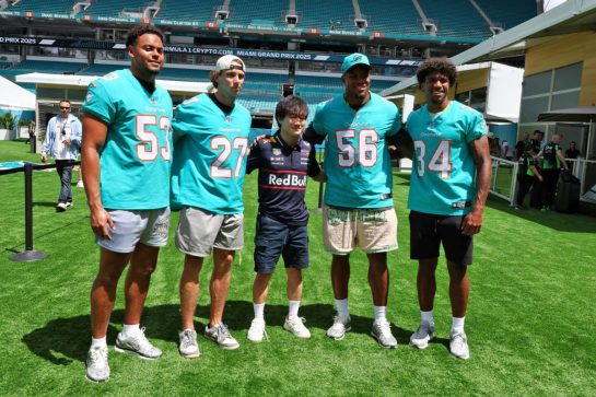 Yuki Tsunoda (JPN) Red Bull Racing with members of the Miami Dolphons NFL team.
01.05.2025. Formula 1 World Championship, Rd 6, Miami Grand Prix, Miami, Florida, USA, Preparation Day.
- www.xpbimages.com, EMail: requests@xpbimages.com © Copyright: Moy / XPB Images