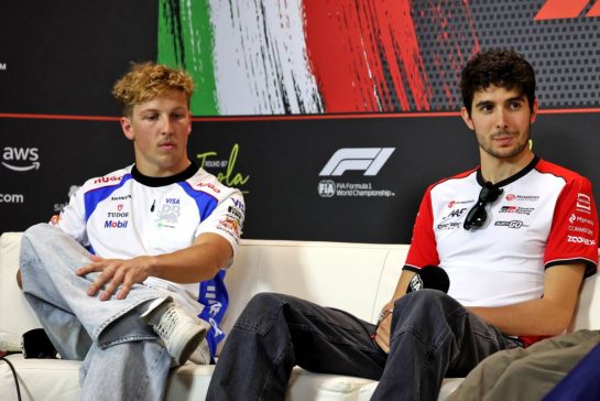 (L to R): Liam Lawson (NZL) Racing Bulls and Esteban Ocon (FRA) Haas F1 Team in the FIA Press Conference.
15.05.2025. Formula 1 World Championship, Rd 7, Emilia Romagna Grand Prix, Imola, Italy, Preparation Day.
- www.xpbimages.com, EMail: requests@xpbimages.com © Copyright: Moy / XPB Images