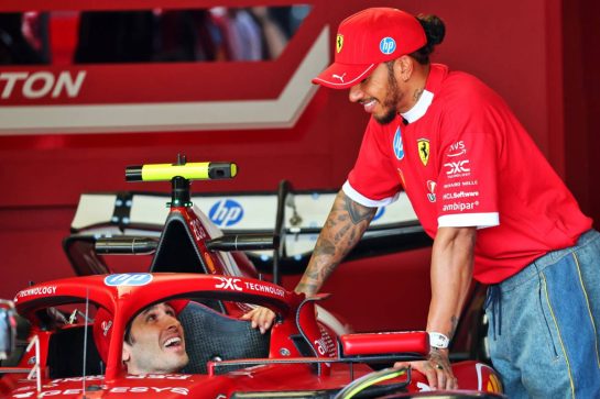 (L to R): Antonio Giovinazzi (ITA) Ferrari SF-25 Reserve Driver with Lewis Hamilton (GBR) Ferrari.
15.05.2025. Formula 1 World Championship, Rd 7, Emilia Romagna Grand Prix, Imola, Italy, Preparation Day.
- www.xpbimages.com, EMail: requests@xpbimages.com © Copyright: Batchelor / XPB Images