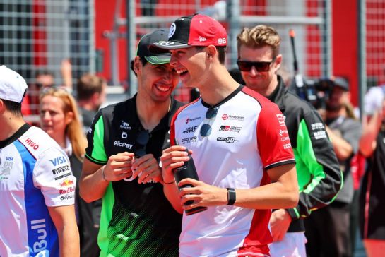 (L to R): Gabriel Bortoleto (BRA) Sauber and Oliver Bearman (GBR) Haas F1 Team on the drivers' parade.
18.05.2025. Formula 1 World Championship, Rd 7, Emilia Romagna Grand Prix, Imola, Italy, Race Day.
- www.xpbimages.com, EMail: requests@xpbimages.com © Copyright: Batchelor / XPB Images