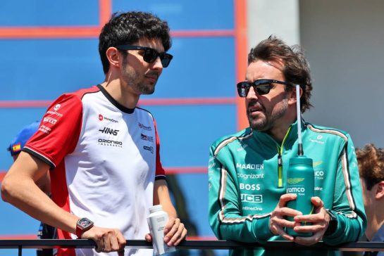 (L to R): Esteban Ocon (FRA) Haas F1 Team and Fernando Alonso (ESP) Aston Martin F1 Team on the drivers' parade.
18.05.2025. Formula 1 World Championship, Rd 7, Emilia Romagna Grand Prix, Imola, Italy, Race Day.
- www.xpbimages.com, EMail: requests@xpbimages.com © Copyright: Batchelor / XPB Images