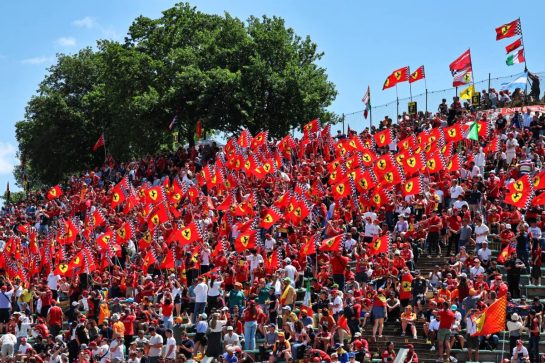 Circuit atmosphere - Ferrari fans in the grandstand.
18.05.2025. Formula 1 World Championship, Rd 7, Emilia Romagna Grand Prix, Imola, Italy, Race Day.
- www.xpbimages.com, EMail: requests@xpbimages.com © Copyright: Moy / XPB Images