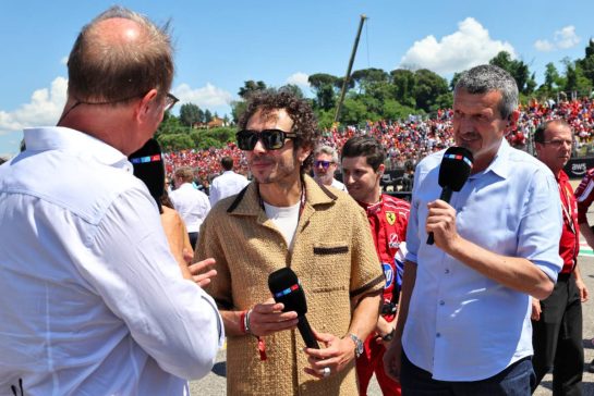 Valentino Rossi (ITA) Team WRT WEC Driver on the grid with Guenther Steiner (ITA) RTL Presenter.
18.05.2025. Formula 1 World Championship, Rd 7, Emilia Romagna Grand Prix, Imola, Italy, Race Day.
- www.xpbimages.com, EMail: requests@xpbimages.com © Copyright: Batchelor / XPB Images