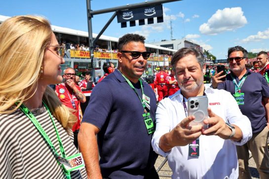 Ronaldo (BRA) Former Football Player on the grid.
18.05.2025. Formula 1 World Championship, Rd 7, Emilia Romagna Grand Prix, Imola, Italy, Race Day.
- www.xpbimages.com, EMail: requests@xpbimages.com © Copyright: Batchelor / XPB Images