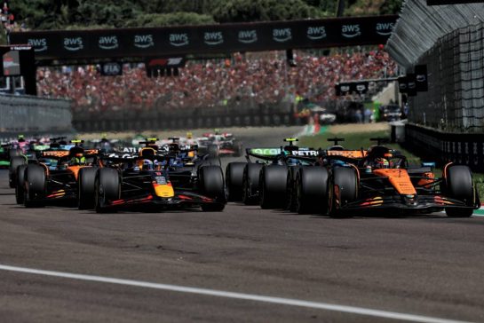 Oscar Piastri (AUS) McLaren MCL39 leads Max Verstappen (NLD) Red Bull Racing RB21 at the start of the race.
18.05.2025. Formula 1 World Championship, Rd 7, Emilia Romagna Grand Prix, Imola, Italy, Race Day.
- www.xpbimages.com, EMail: requests@xpbimages.com © Copyright: Charniaux / XPB Images