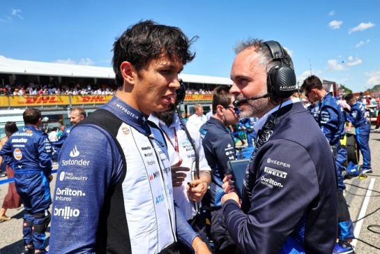 (L to R): Alexander Albon (THA) Atlassian Williams Racing with James Urwin (GBR) Atlassian Williams Racing Race Engineer on the grid.
18.05.2025. Formula 1 World Championship, Rd 7, Emilia Romagna Grand Prix, Imola, Italy, Race Day.
- www.xpbimages.com, EMail: requests@xpbimages.com © Copyright: Charniaux / XPB Images