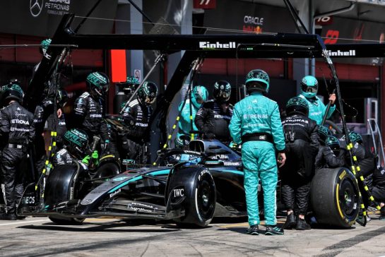 George Russell (GBR) Mercedes AMG F1 W16 makes a pit stop.
18.05.2025. Formula 1 World Championship, Rd 7, Emilia Romagna Grand Prix, Imola, Italy, Race Day.
- www.xpbimages.com, EMail: requests@xpbimages.com © Copyright: Charniaux / XPB Images