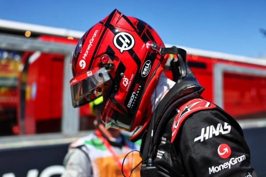 Esteban Ocon (FRA) Haas F1 Team on the grid.
18.05.2025. Formula 1 World Championship, Rd 7, Emilia Romagna Grand Prix, Imola, Italy, Race Day.
- www.xpbimages.com, EMail: requests@xpbimages.com © Copyright: Charniaux / XPB Images