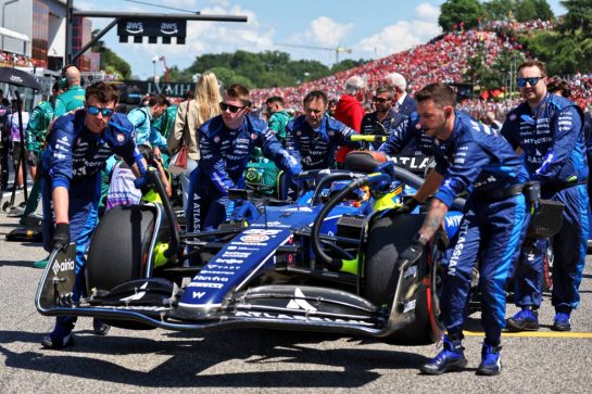 Carlos Sainz (ESP) Atlassian Williams Racing FW47 on the grid.
18.05.2025. Formula 1 World Championship, Rd 7, Emilia Romagna Grand Prix, Imola, Italy, Race Day.
- www.xpbimages.com, EMail: requests@xpbimages.com © Copyright: Moy / XPB Images