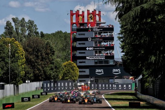 Oscar Piastri (AUS) McLaren MCL39 leads Max Verstappen (NLD) Red Bull Racing RB21 at the start of the race.
18.05.2025. Formula 1 World Championship, Rd 7, Emilia Romagna Grand Prix, Imola, Italy, Race Day.
- www.xpbimages.com, EMail: requests@xpbimages.com © Copyright: Batchelor / XPB Images
