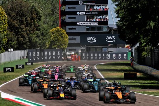 Oscar Piastri (AUS) McLaren MCL39 leads Max Verstappen (NLD) Red Bull Racing RB21 at the start of the race.
18.05.2025. Formula 1 World Championship, Rd 7, Emilia Romagna Grand Prix, Imola, Italy, Race Day.
- www.xpbimages.com, EMail: requests@xpbimages.com © Copyright: Batchelor / XPB Images