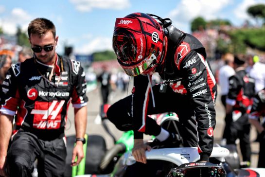 Esteban Ocon (FRA) Haas VF-25 on the grid.
18.05.2025. Formula 1 World Championship, Rd 7, Emilia Romagna Grand Prix, Imola, Italy, Race Day.
- www.xpbimages.com, EMail: requests@xpbimages.com © Copyright: Charniaux / XPB Images